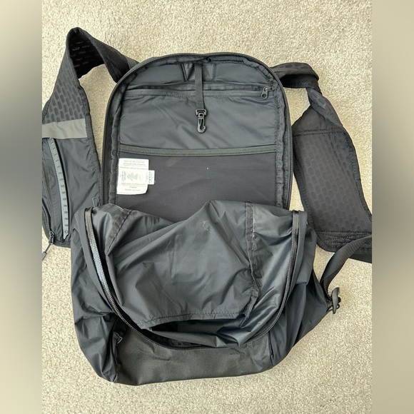 Lululemon Surge Run Backpack II *16L - Picture 5 of 14